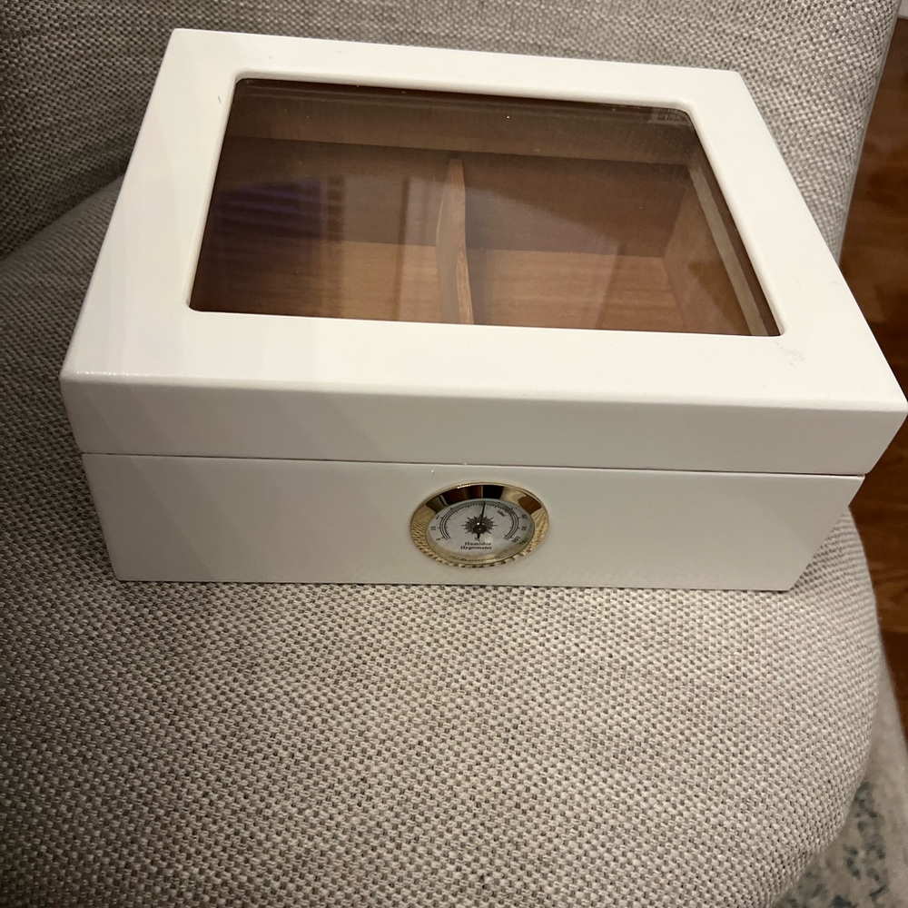 Quality Importers Cigar Humidor White As Is